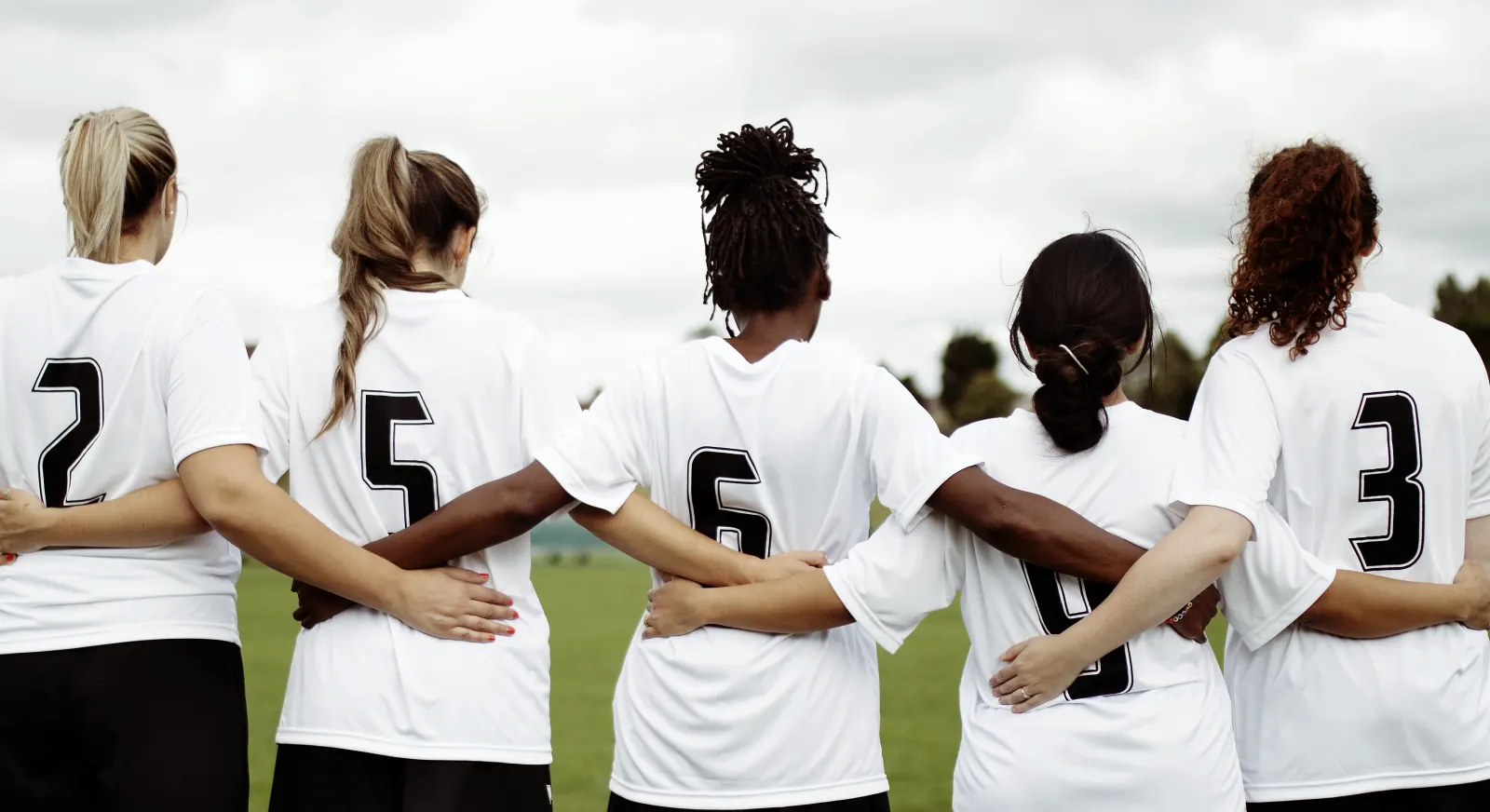 Groupe de jeunes femmes en maillots personnalisés assortis pour un enterrement de vie de jeune fille