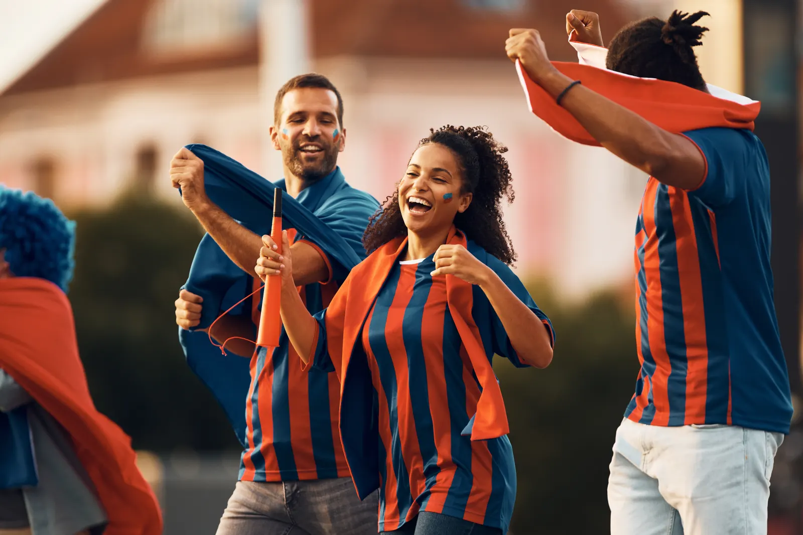 Groupe de supporters portant des maillots de foot personnalisés